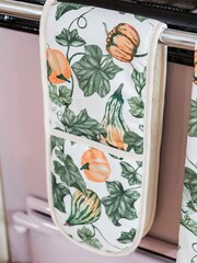 Avalon Home Fallen Gourds Oven Gloves - صورة 4 من 5