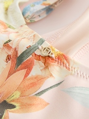Rosa geblümt - Figurformender Bandeau-Badeanzug mit Rüschenbesatz und Leitereinsatz - Bild 4 von 5