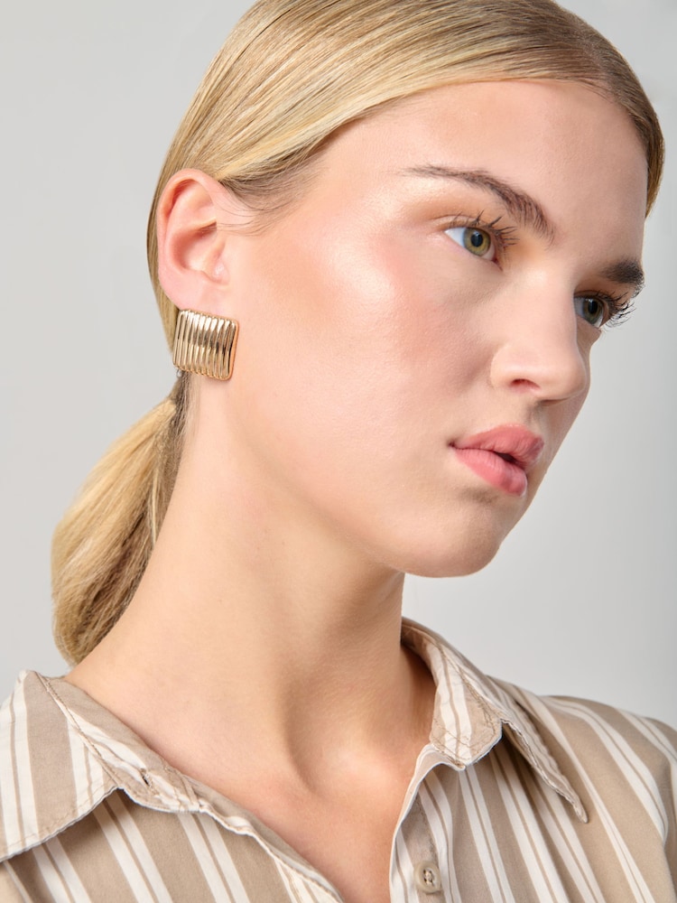 Aela Gold Tone Ridge Square Stud Earrings - Bild 1 von 3