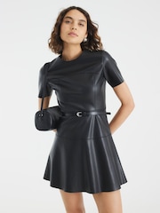 Vestido curto de couro sintético com cinto e alças finas River Island - Imagem 1 de 4