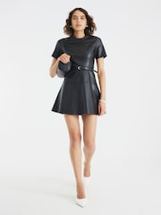 Vestido curto de couro sintético com cinto e alças finas River Island - Imagem 3 de 4