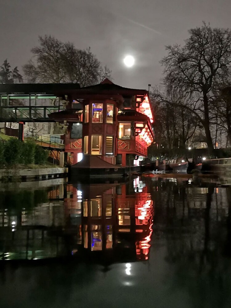 Indytute Full Moon Paddleboarding for Two London Gift Experience - Image 2 of 4 Indytute Full Moon Paddleboarding for Two London Gift Experience - Image 2 of 4