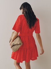 Rot - Hemdkleid mit Lochstickerei und Bindegürtel - Bild 4 von 8