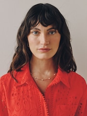 Rot - Hemdkleid mit Lochstickerei und Bindegürtel - Bild 5 von 8