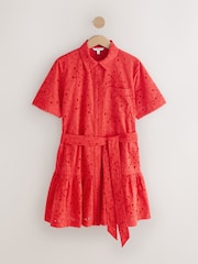 Rot - Hemdkleid mit Lochstickerei und Bindegürtel - Bild 6 von 8