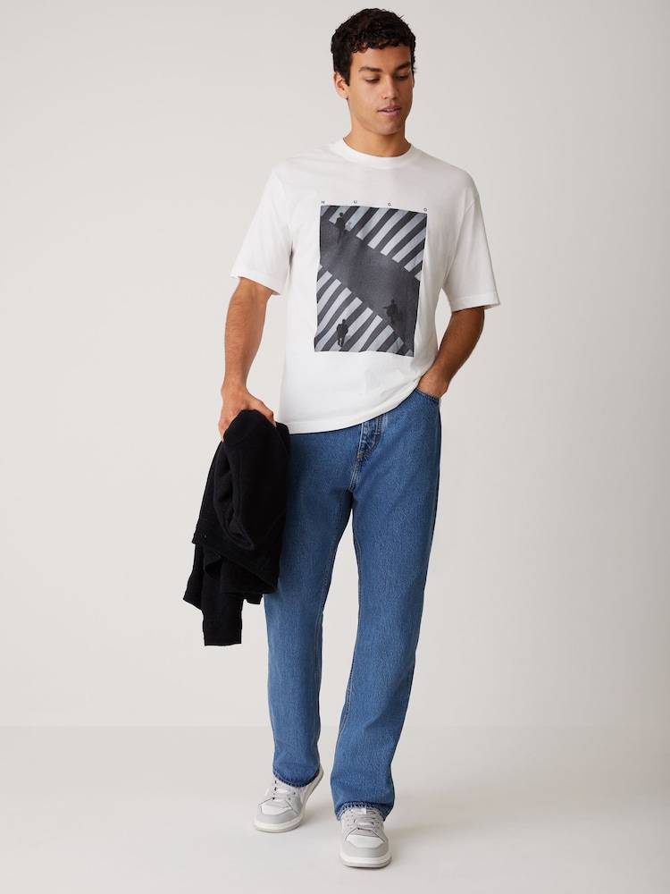 أبيض - تيشرت HUGO بقصة مريحة وشعار العلامة التجارية - صورة 2 من 5 أبيض - تيشرت HUGO بقصة مريحة وشعار العلامة التجارية - صورة 2 من 5