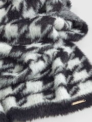 River Island Black Dogtooth Beanie and Scarf Gift Set - Image 2 of 4