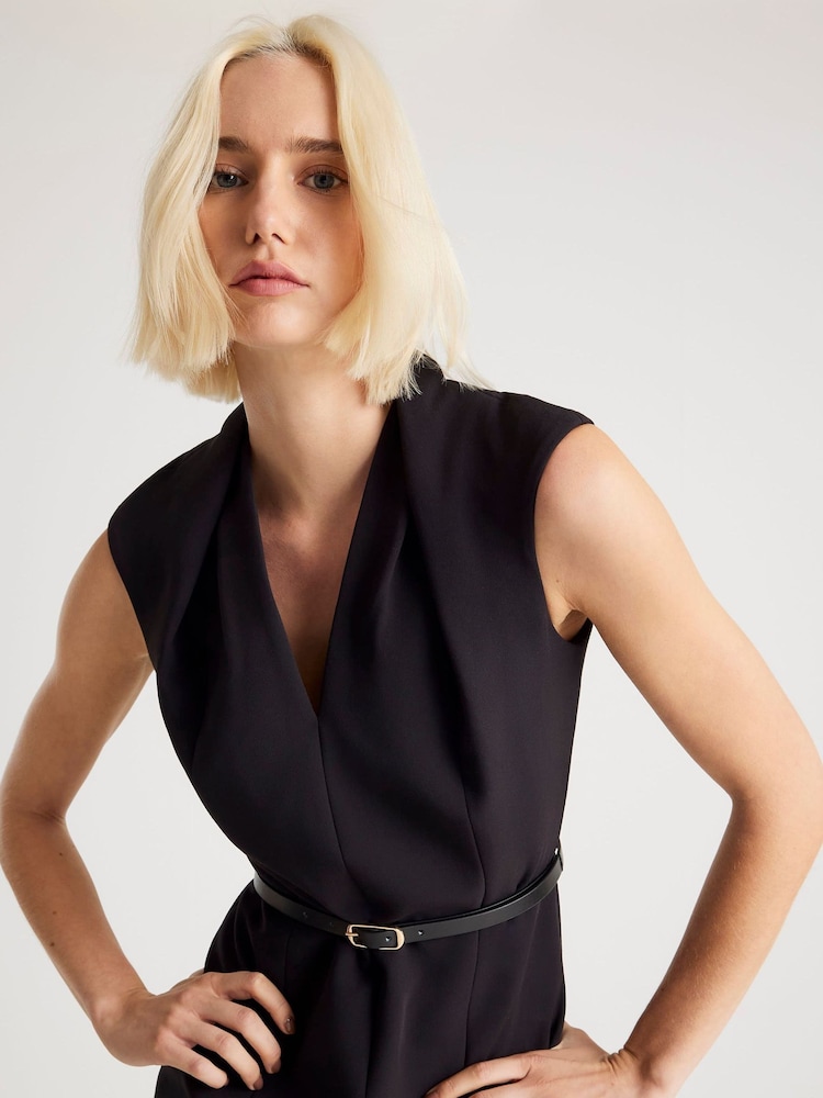 River Island V-hals midikjole med belte - Bilde 2 av 4 River Island V-hals midikjole med belte - Bilde 2 av 4