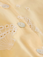 Concha amarilla - Parte superior delantera con botones bordados - Imagen 7 de 7