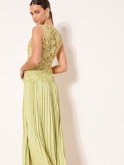 فستان متوسط الطول 2 في 1 بتنورة مطوية وتصميم هجين من الدانتيل من Lipsy Premium - Image 2 of 4