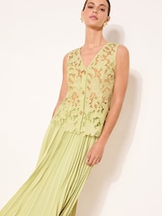 فستان متوسط الطول 2 في 1 بتنورة مطوية وتصميم هجين من الدانتيل من Lipsy Premium - Image 3 of 4