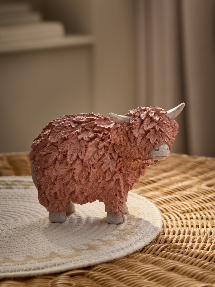 Adorno de otoño de Hamish the Altoland Cow con hojas de otoño - Imagen 1 de 3