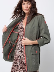 SCAMP & DUDE Zip Front Midi Tiered Dress with Cheetah Leopard and Lightning Bolt - Imagem 4 de 5