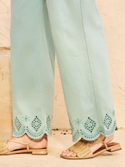 Love & Roses Wide Crop Broderie Hem Jeans - תמונה 2 מתוך 4