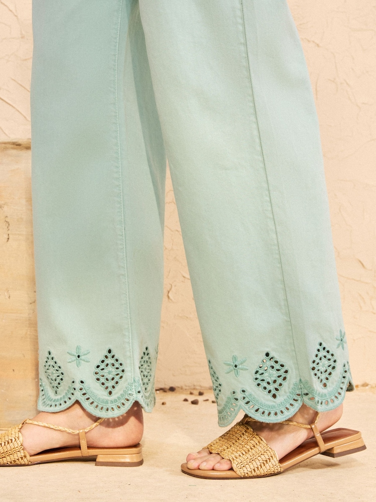 Love & Roses Wide Crop Broderie Hem Jeans - תמונה 2 מתוך 4