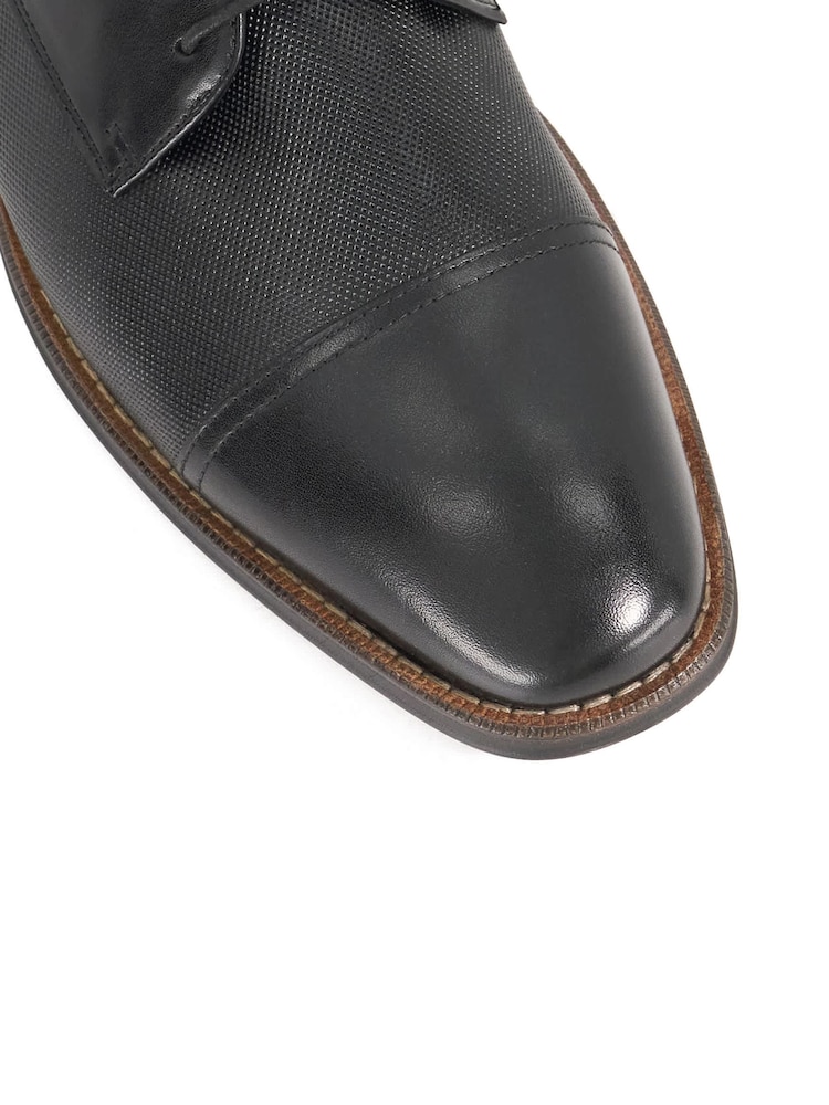 Schwarz - Dune London Derby-Schuhe mit geprägtem Zehenbereich - Bild 6 von 6 Schwarz - Dune London Derby-Schuhe mit geprägtem Zehenbereich - Bild 6 von 6