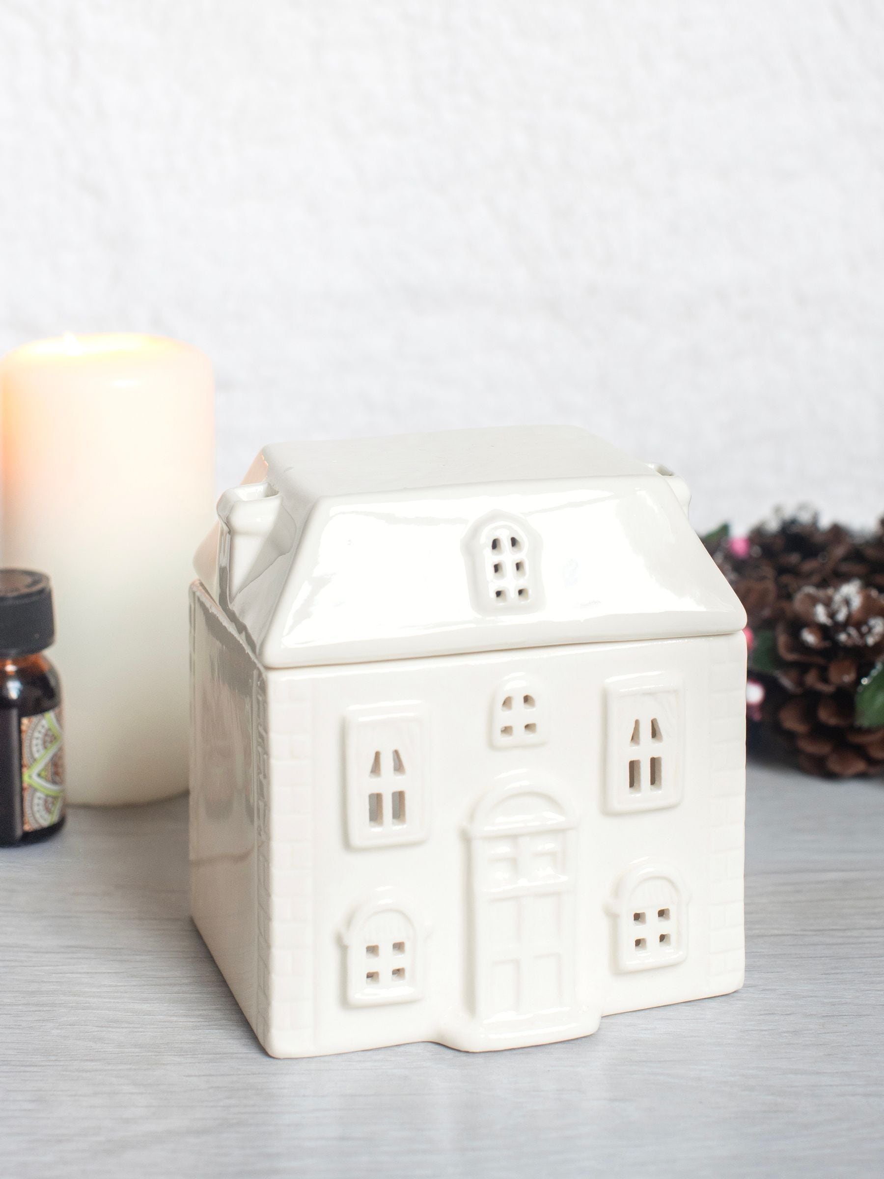- White Ceramic House Oil Burner And Wax Melt. H12 X W12 Cm - Image 2