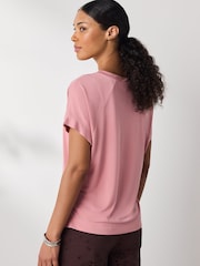 وردي - توب بأكمام قصيرة وياقة حرف V من مودال فاخر - صورة 4 من 8