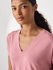 وردي - توب بأكمام قصيرة وياقة حرف V من مودال فاخر - صورة 5 من 8