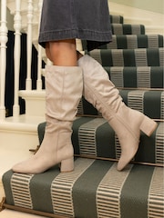 Natur - Novo Wide Fit Geri Block Heel Square Toe Ruched Knee Boots - Bild 1 von 6