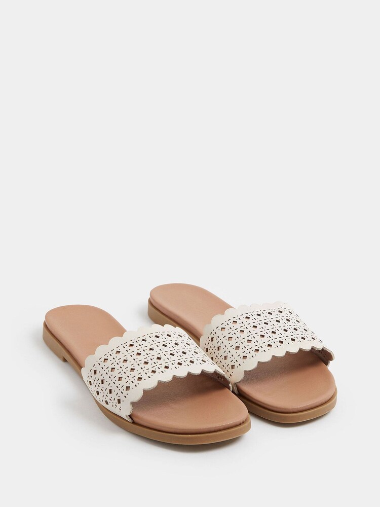 أبيض - صندل حذاء مفتوح من الخلف بتصميم مقطع ومقاس بالغ العرض EEE من Yours Curve - Image 2 of 5