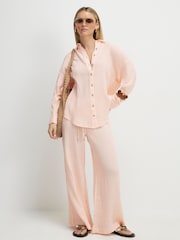 قميص شاطئ مجعد بأكمام طويلة مقاس صغير من River Island - Image 2 of 4