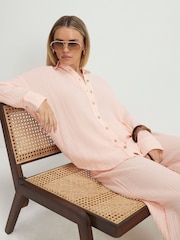 قميص شاطئ مجعد بأكمام طويلة مقاس صغير من River Island - Image 3 of 4