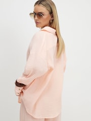 قميص شاطئ مجعد بأكمام طويلة مقاس صغير من River Island - Image 4 of 4