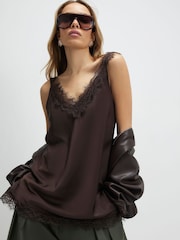 River Island גופיית כתפיות דקות בגזרה ארוכה עם עיטור תחרה - תמונה 1 מתוך 4