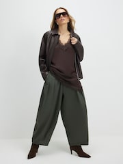 River Island גופיית כתפיות דקות בגזרה ארוכה עם עיטור תחרה - תמונה 3 מתוך 4