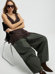 River Island גופיית כתפיות דקות בגזרה ארוכה עם עיטור תחרה - תמונה 4 מתוך 4