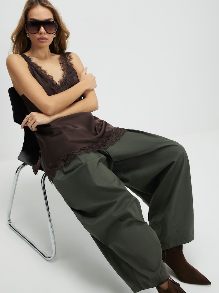 River Island גופיית כתפיות דקות בגזרה ארוכה עם עיטור תחרה - תמונה 4 מתוך 4