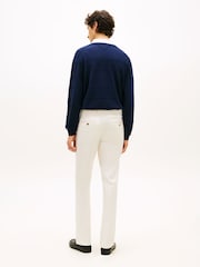 بنطلون تشينو برِجل مستقيمة مُزيّن بطبعة صغيرة Denton من Tommy Hilfiger - صورة 2 من 5