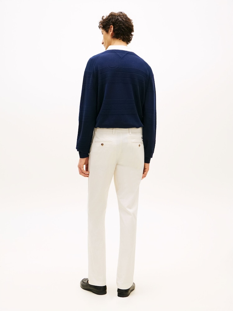 بنطلون تشينو برِجل مستقيمة مُزيّن بطبعة صغيرة Denton من Tommy Hilfiger - صورة 2 من 5