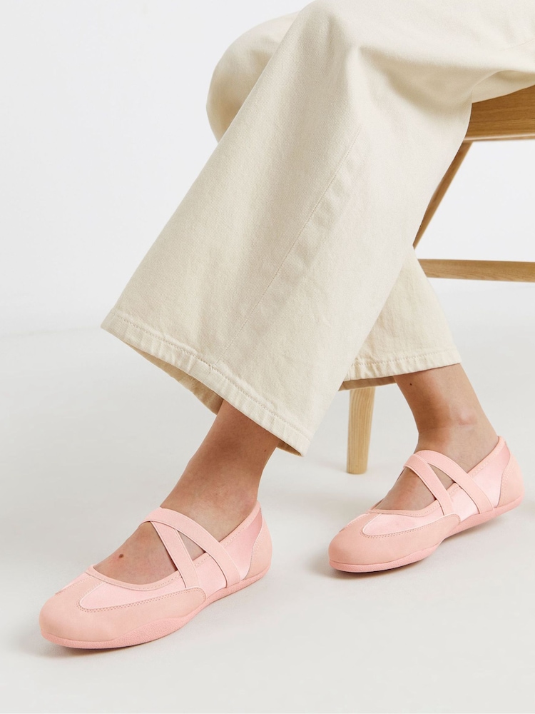 وردي - حذاء رياضي باليرينا بأحزمة من Simply Be - Image 1 of 4