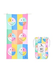 منشفة شاطئ سريعة الجفاف من Dock & Bay - Image 3 of 4