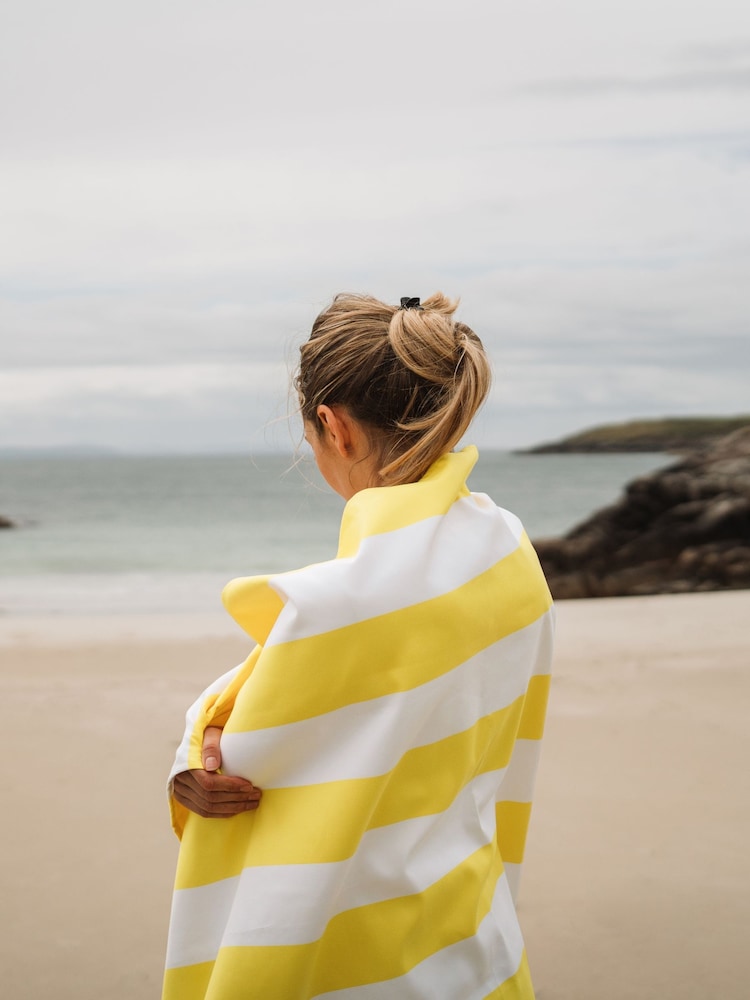 منشفة شاطئ سريعة الجفاف من Dock & Bay - Image 1 of 6