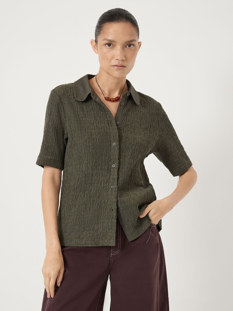 بلوزة بولو Kinsley من جيرسي بملمس بارز من Hush - صورة 1 من 1