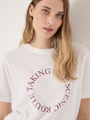 Hush חולצת טי עם גרפיקה Taking The Scenic Route - תמונה 4 מתוך 5