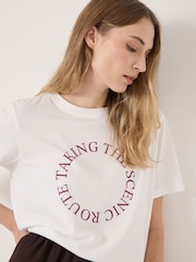 Hush חולצת טי עם גרפיקה Taking The Scenic Route - תמונה 5 מתוך 5