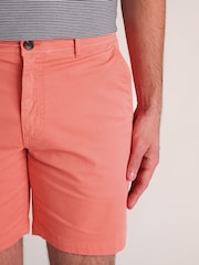 برتقالي - Brook Taverner Garment Dyed Stretch Cotton Shorts - صورة 3 من 4