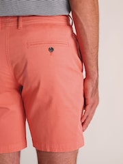 برتقالي - Brook Taverner Garment Dyed Stretch Cotton Shorts - صورة 4 من 4