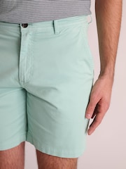 أخضر - Brook Taverner Garment Dyed Stretch Cotton Shorts - صورة 3 من 4