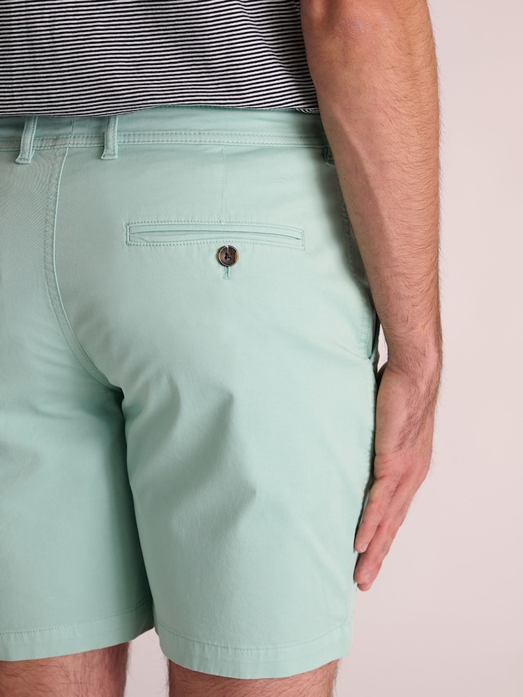 أخضر - Brook Taverner Garment Dyed Stretch Cotton Shorts - صورة 4 من 4