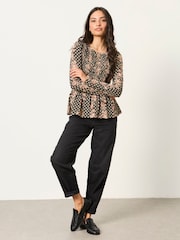 Black Linear Sketch - FatFace Shirred Peplum Top - Obraz 4 z 6