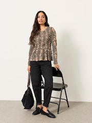 Black Linear Sketch - FatFace Shirred Peplum Top - Obraz 5 z 6