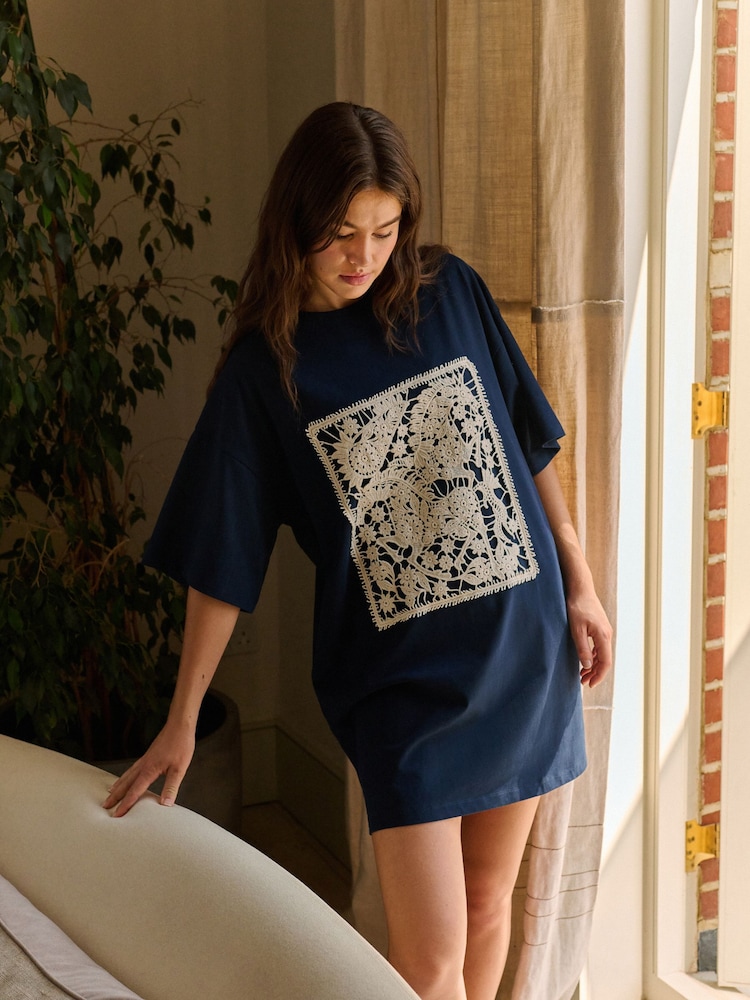 Daily by Desmond & Dempsey Navy Caballo Lace Night T-Shirt - Bilde 1 av 4 Daily by Desmond & Dempsey Navy Caballo Lace Night T-Shirt - Bilde 1 av 4