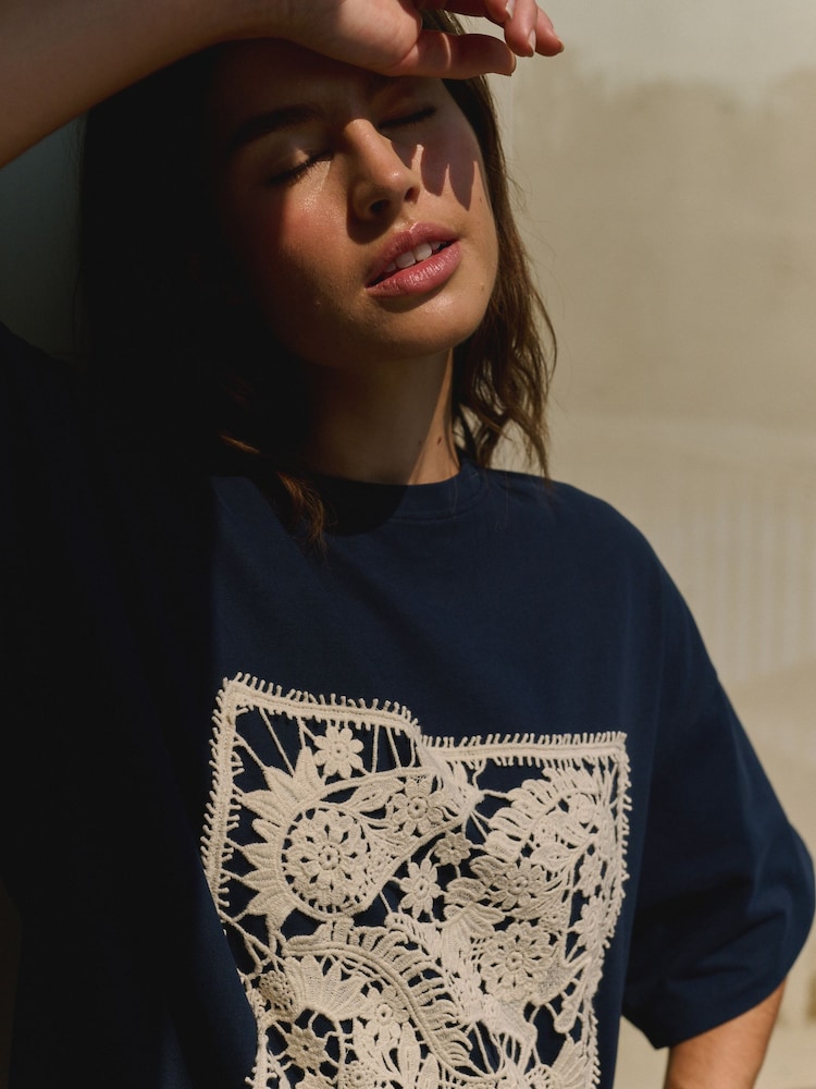 Daily by Desmond & Dempsey Navy Caballo Lace Night T-Shirt - Bilde 4 av 4 Daily by Desmond & Dempsey Navy Caballo Lace Night T-Shirt - Bilde 4 av 4