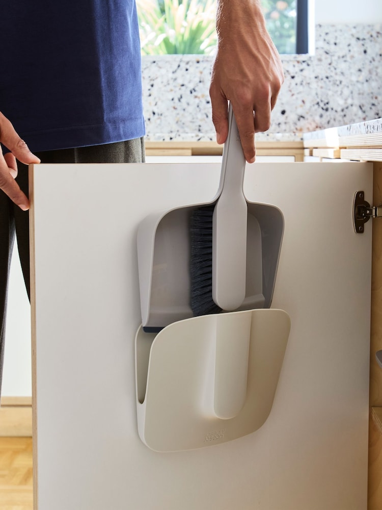 مجرفة وفرشاة تُعلَّق على الحائط تشكيلة Cleantech من Joseph Joseph - صورة 1 من 5