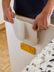 مجرفة وفرشاة تُعلَّق على الحائط تشكيلة Cleantech من Joseph Joseph - صورة 2 من 5